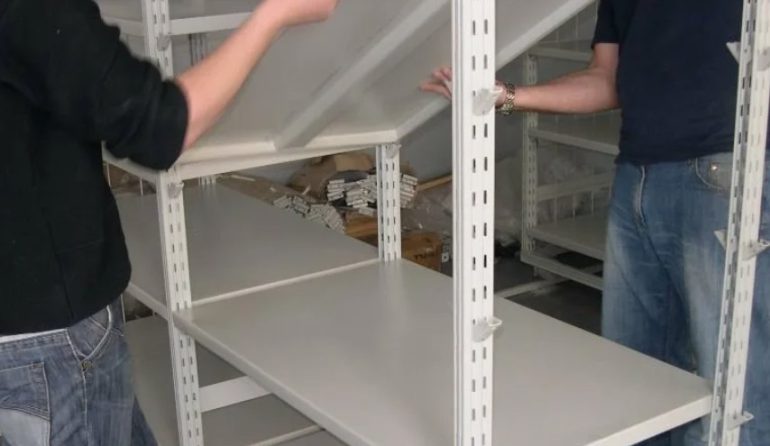 Экономим время и силы: эффективные методы сборки металлического стеллажа