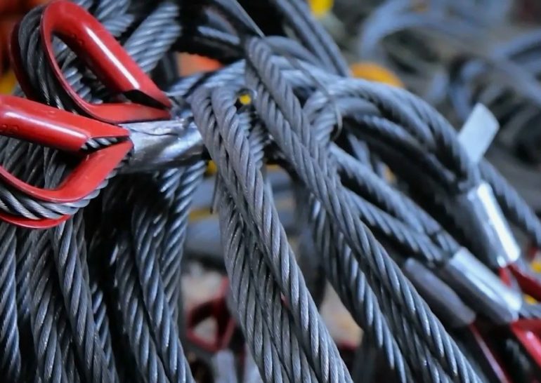 Стальные канатные стропы: ключевой элемент в логистике тяжелых грузов