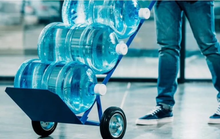 Почему доставка воды становится все популярнее в мегаполисах