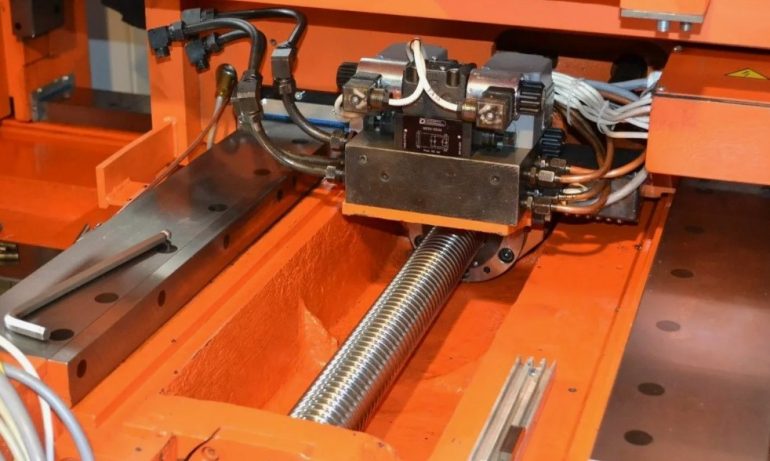 Роль масел для направляющих скольжения и качения в продлении срока службы оборудования