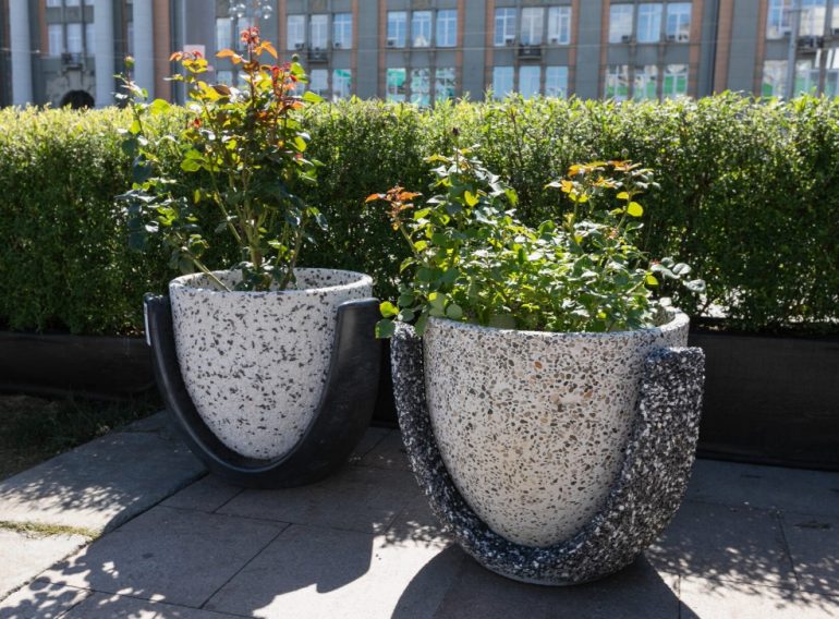 Зимнее и летнее озеленение: уличные вазоны, которые переживут много сезонов