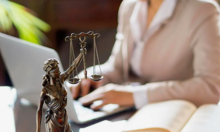 Штатный юрист против аутсорсинга: как в 2026 году не переплатить за спокойствие бизнеса